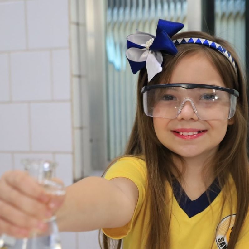 Aluna em experimento de ciências